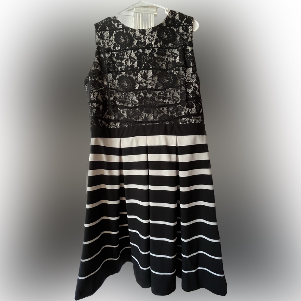 Danny & Nicole Black/White Lace Dress - Size 18